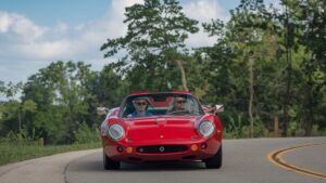 Voiture rouge sur route sinueuse