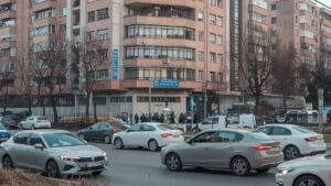 Voitures devant immeuble résidentiel